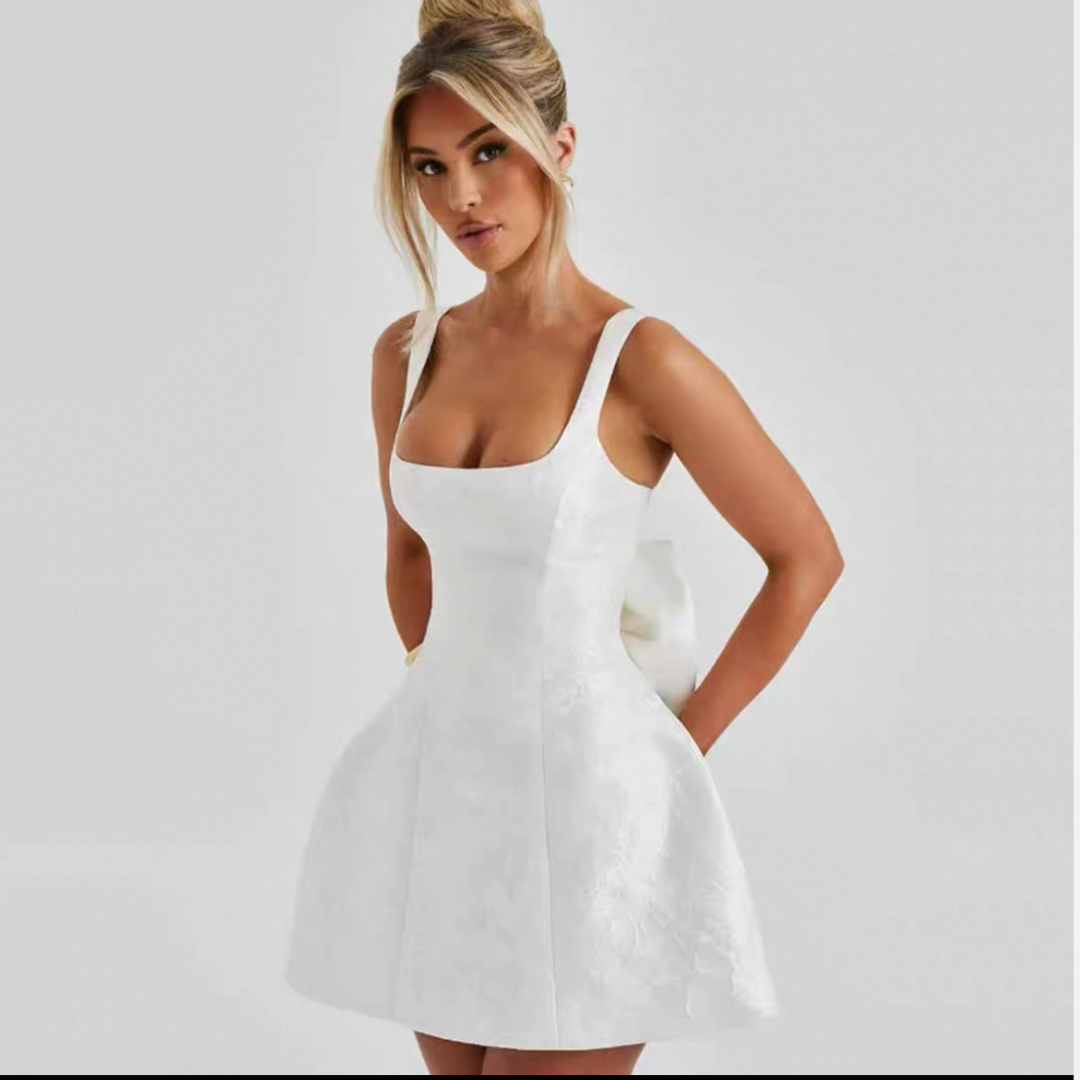 KURZES WEITSCHWINGENDES KLEID