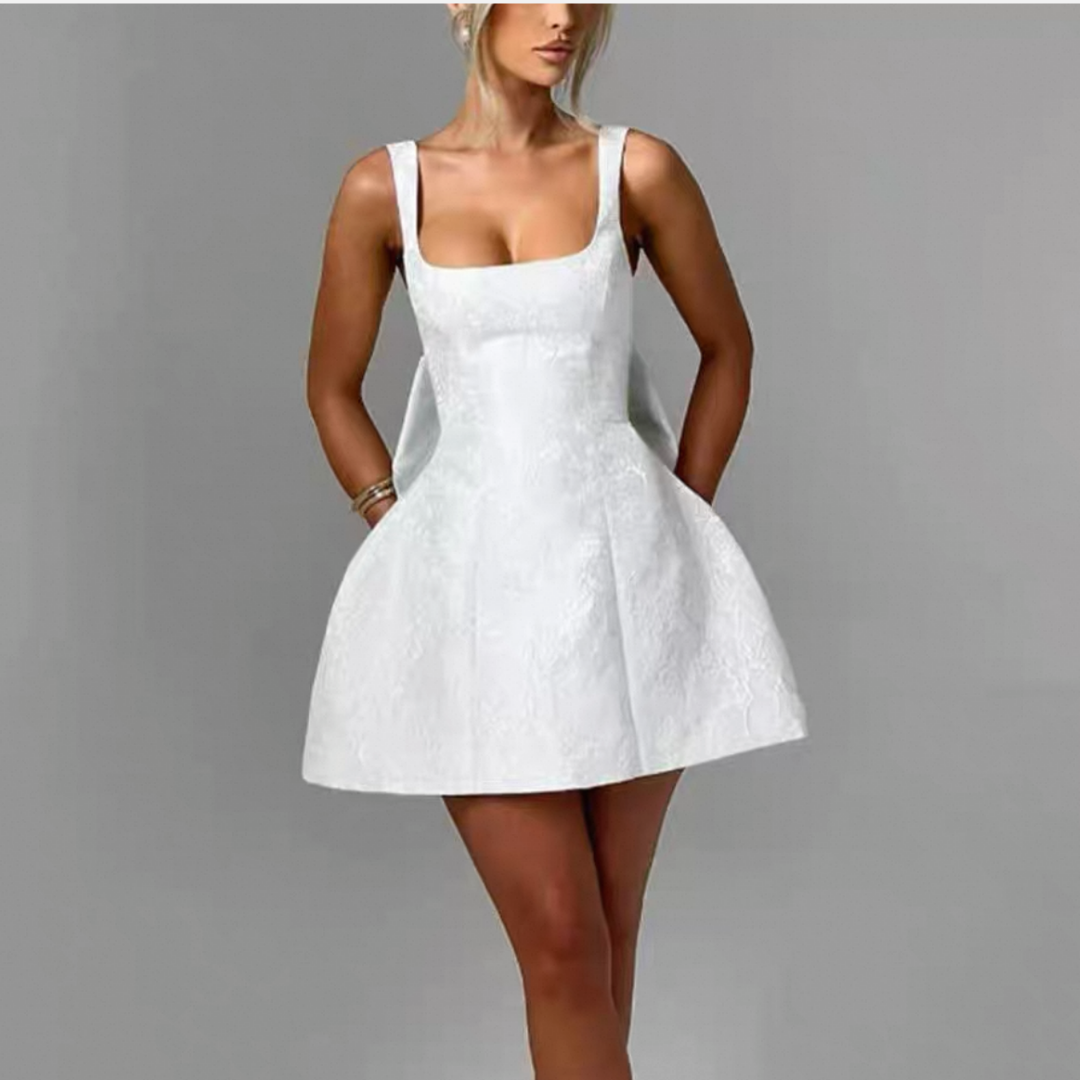 KURZES WEITSCHWINGENDES KLEID