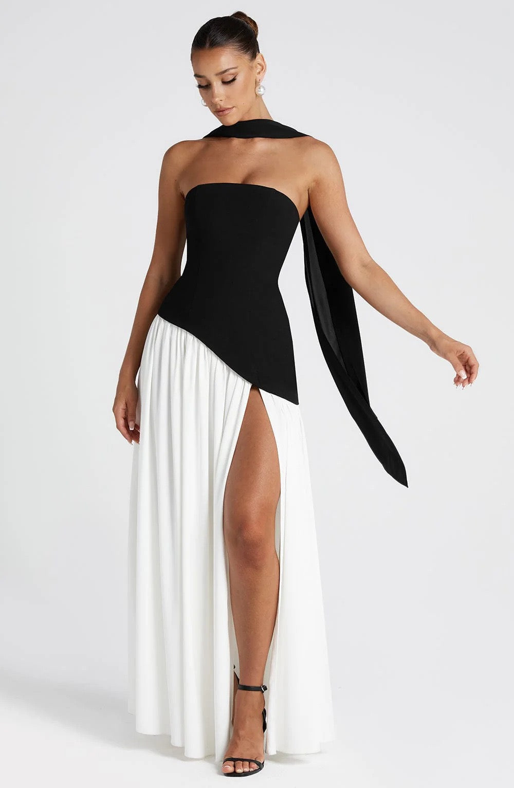 Isabella – Pastellgelbes Kleid mit zartem Halsschleier