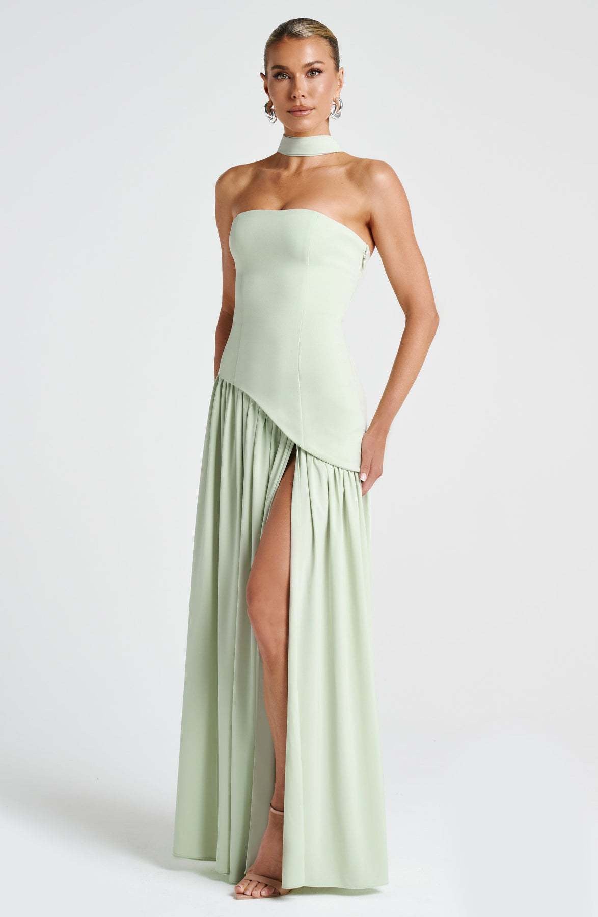 Isabella – Pastellgelbes Kleid mit zartem Halsschleier