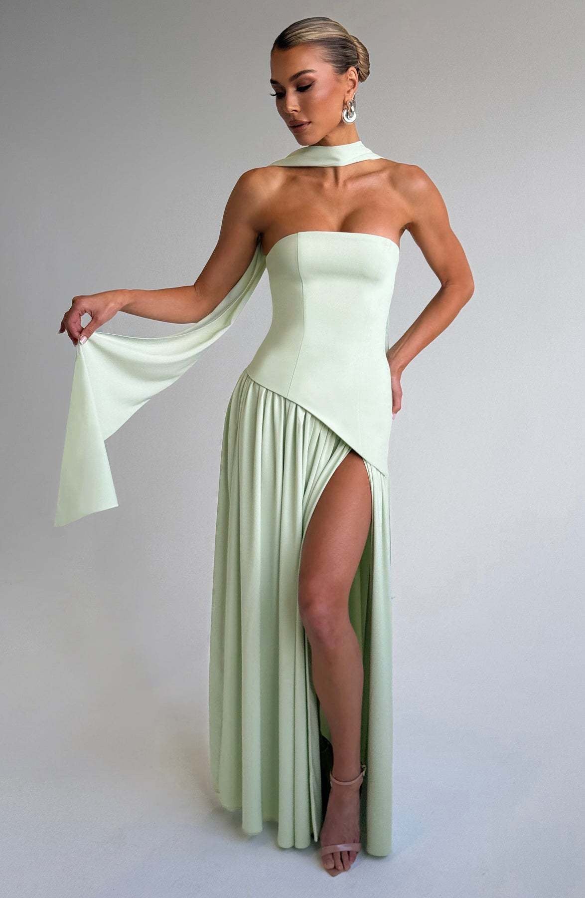 Isabella – Pastellgelbes Kleid mit zartem Halsschleier