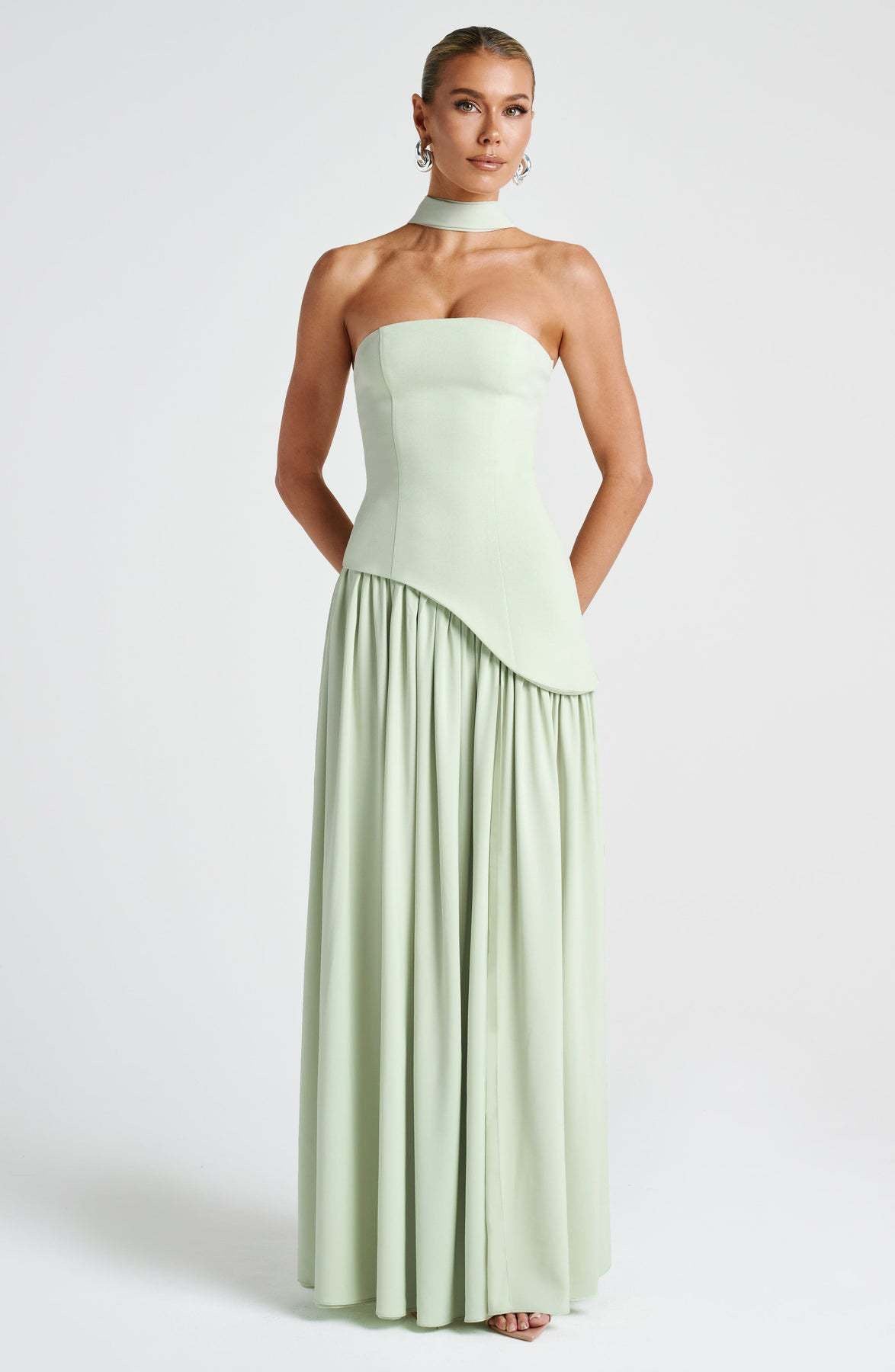 Isabella – Pastellgelbes Kleid mit zartem Halsschleier