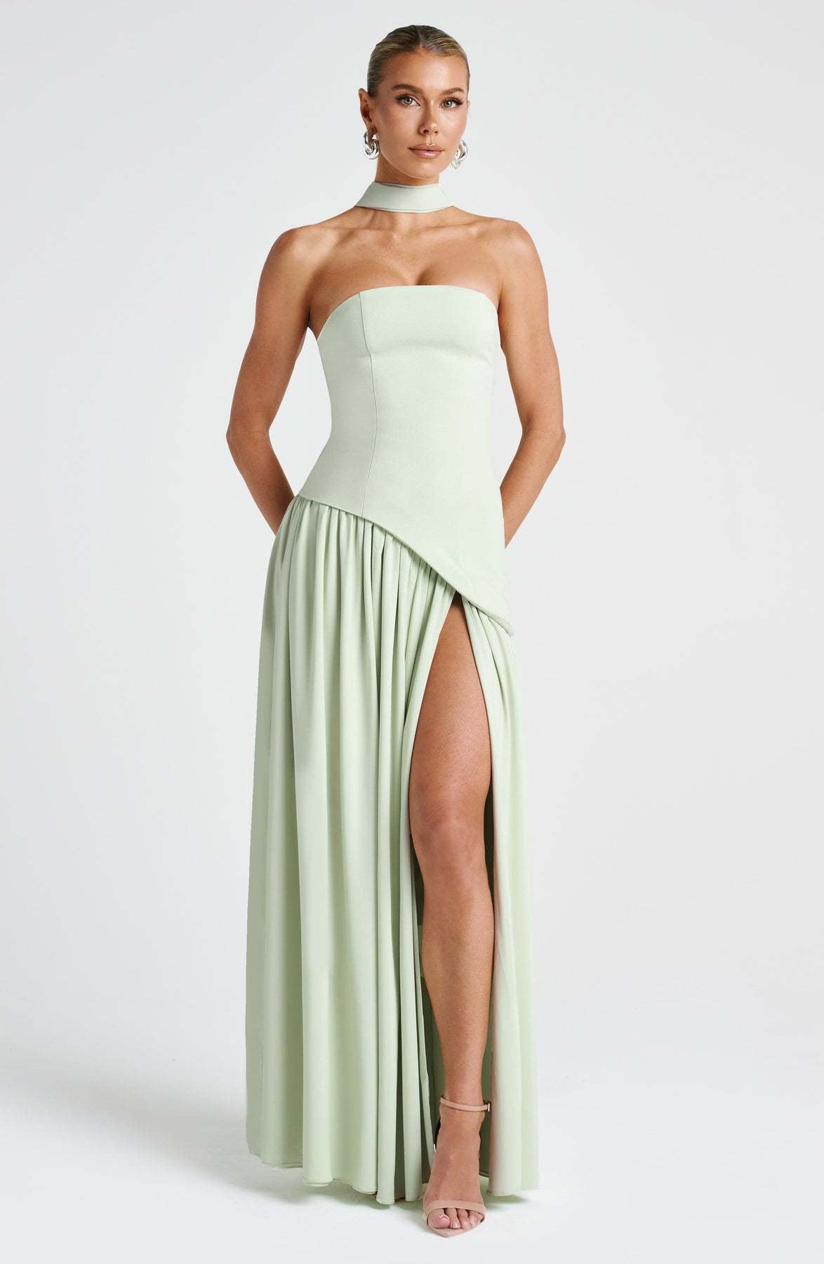 Isabella – Pastellgelbes Kleid mit zartem Halsschleier