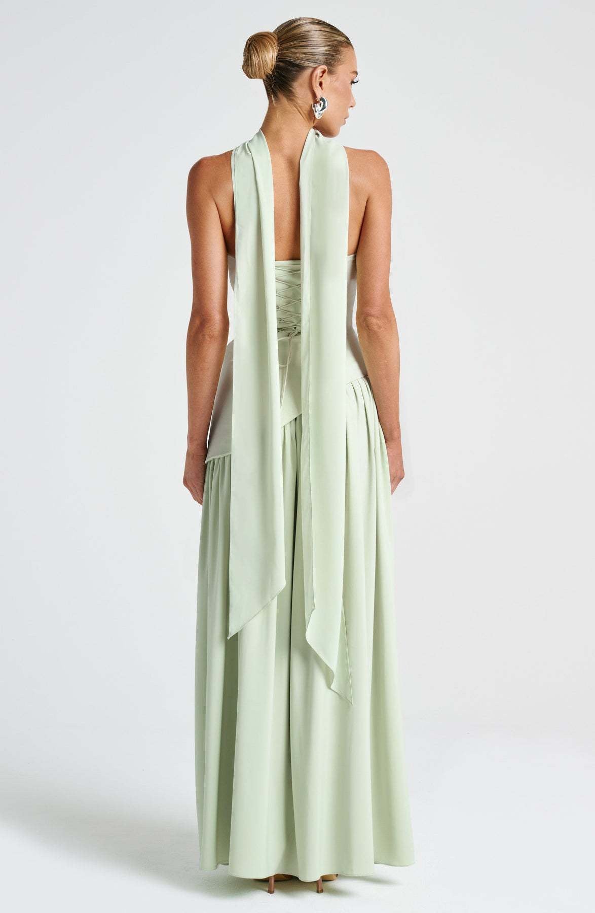 Isabella – Pastellgelbes Kleid mit zartem Halsschleier