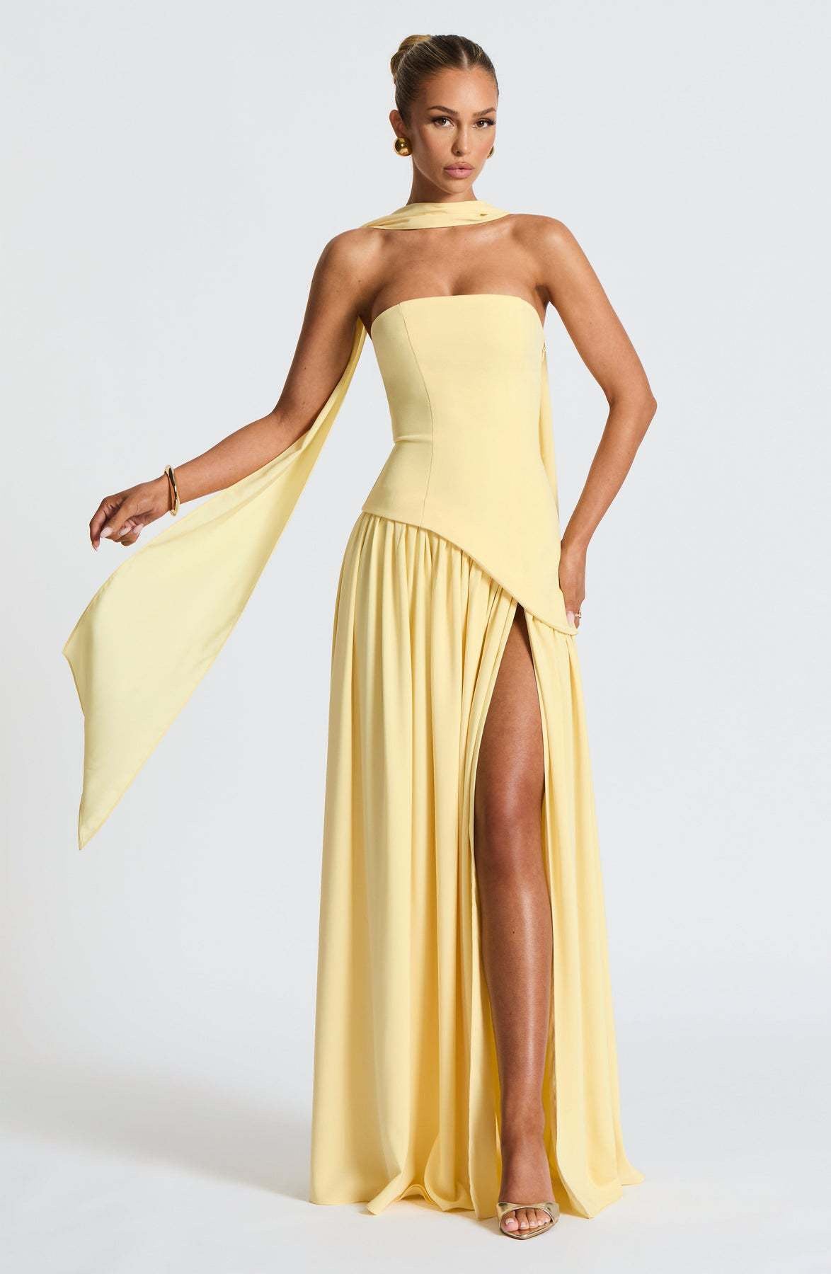 Isabella – Pastellgelbes Kleid mit zartem Halsschleier