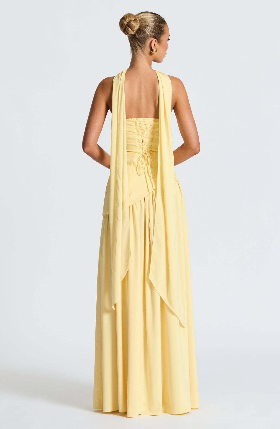 Isabella – Pastellgelbes Kleid mit zartem Halsschleier