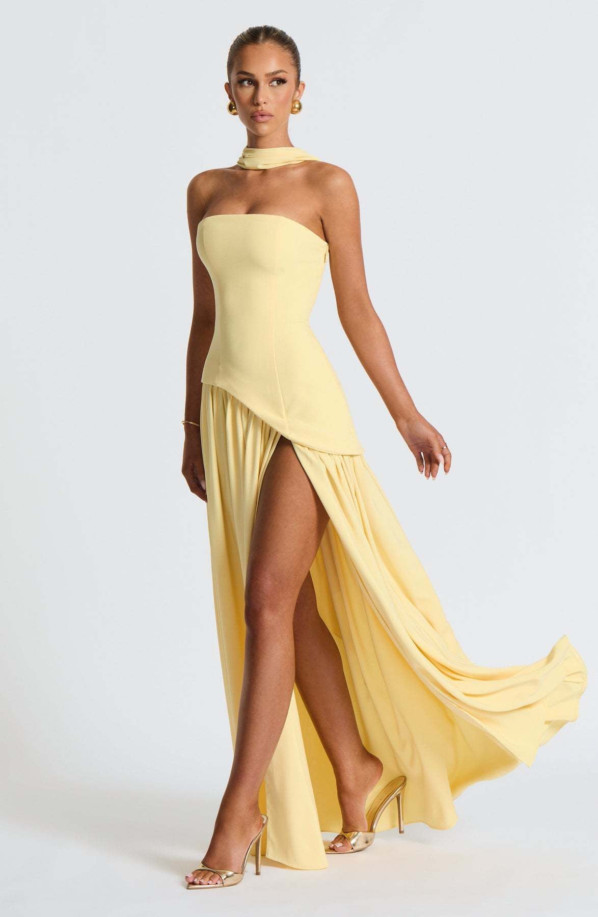 Isabella – Pastellgelbes Kleid mit zartem Halsschleier