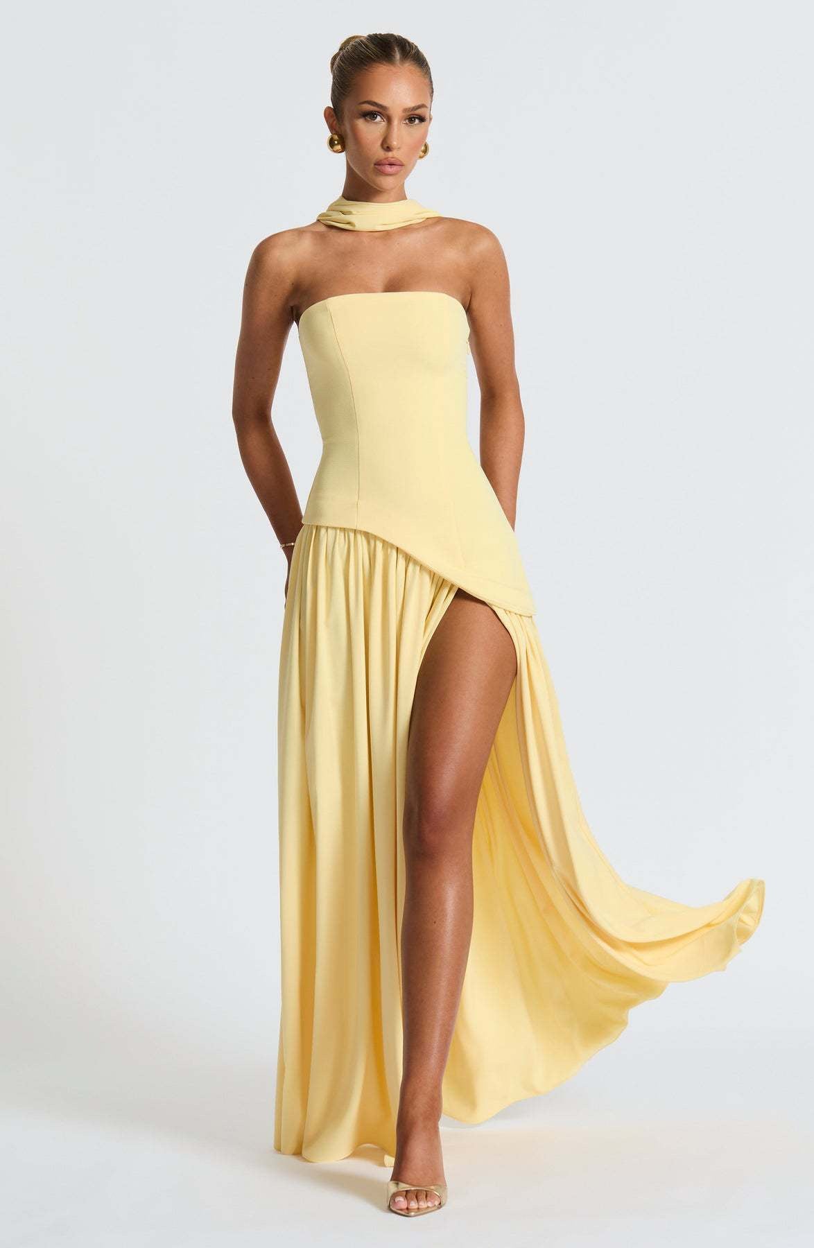 Isabella – Pastellgelbes Kleid mit zartem Halsschleier