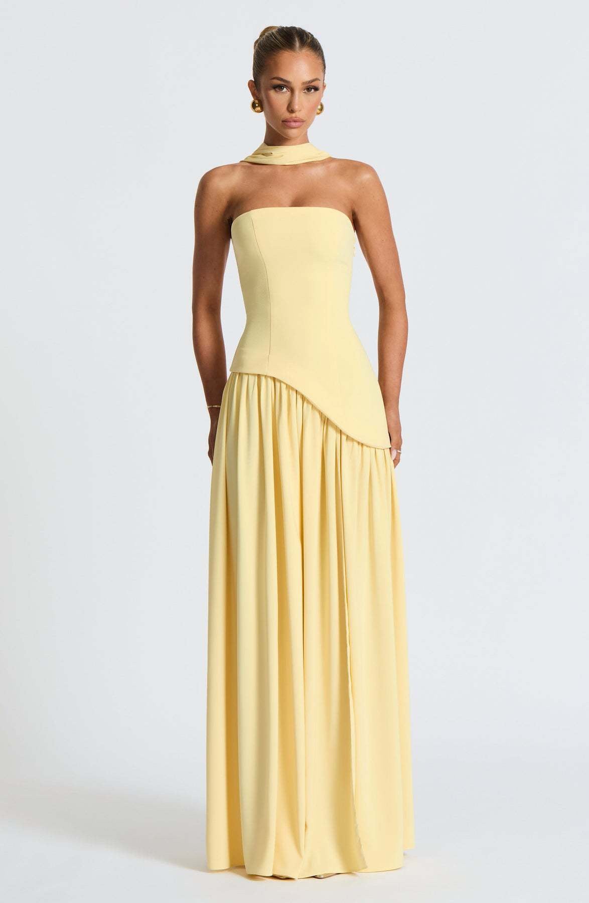 Isabella – Pastellgelbes Kleid mit zartem Halsschleier