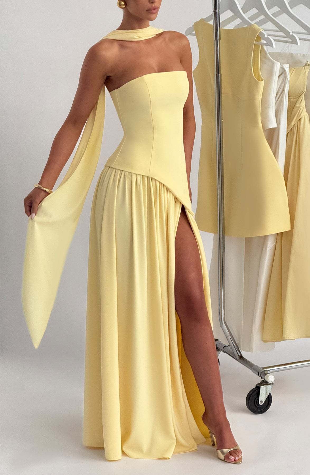 Isabella – Pastellgelbes Kleid mit zartem Halsschleier