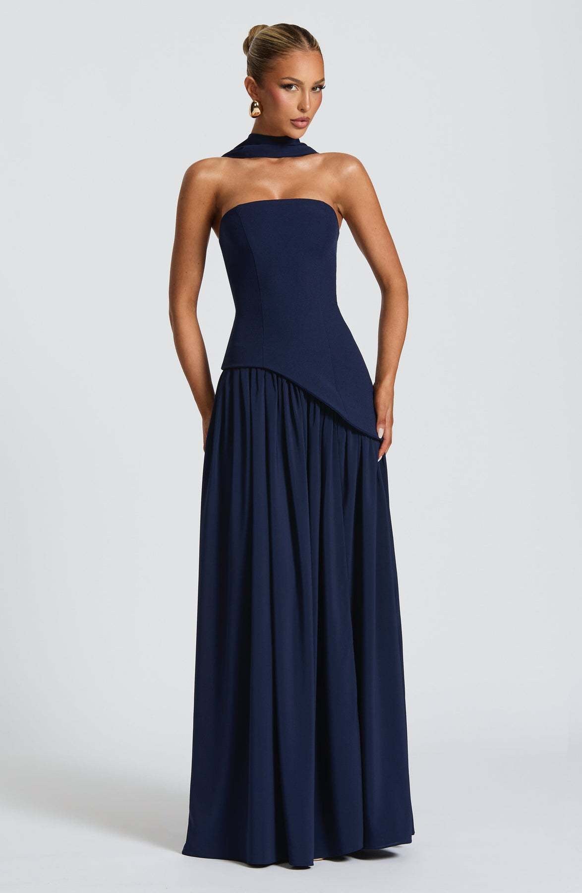 Isabella – Pastellgelbes Kleid mit zartem Halsschleier