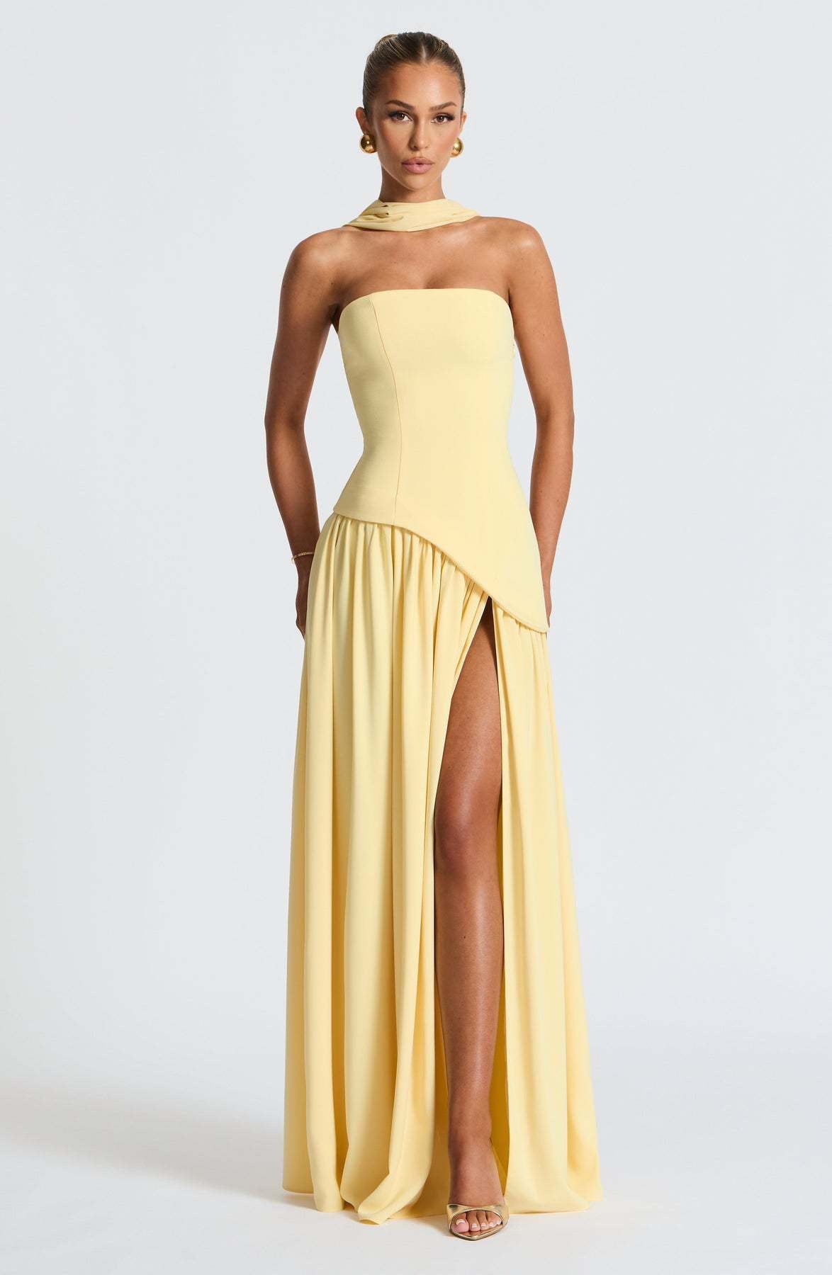 Isabella – Pastellgelbes Kleid mit zartem Halsschleier
