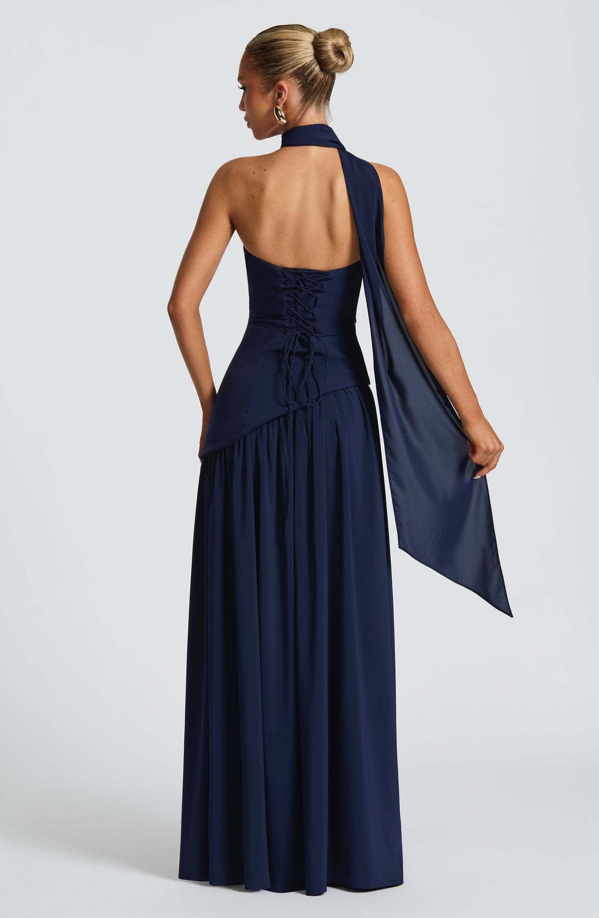 Isabella – Pastellgelbes Kleid mit zartem Halsschleier