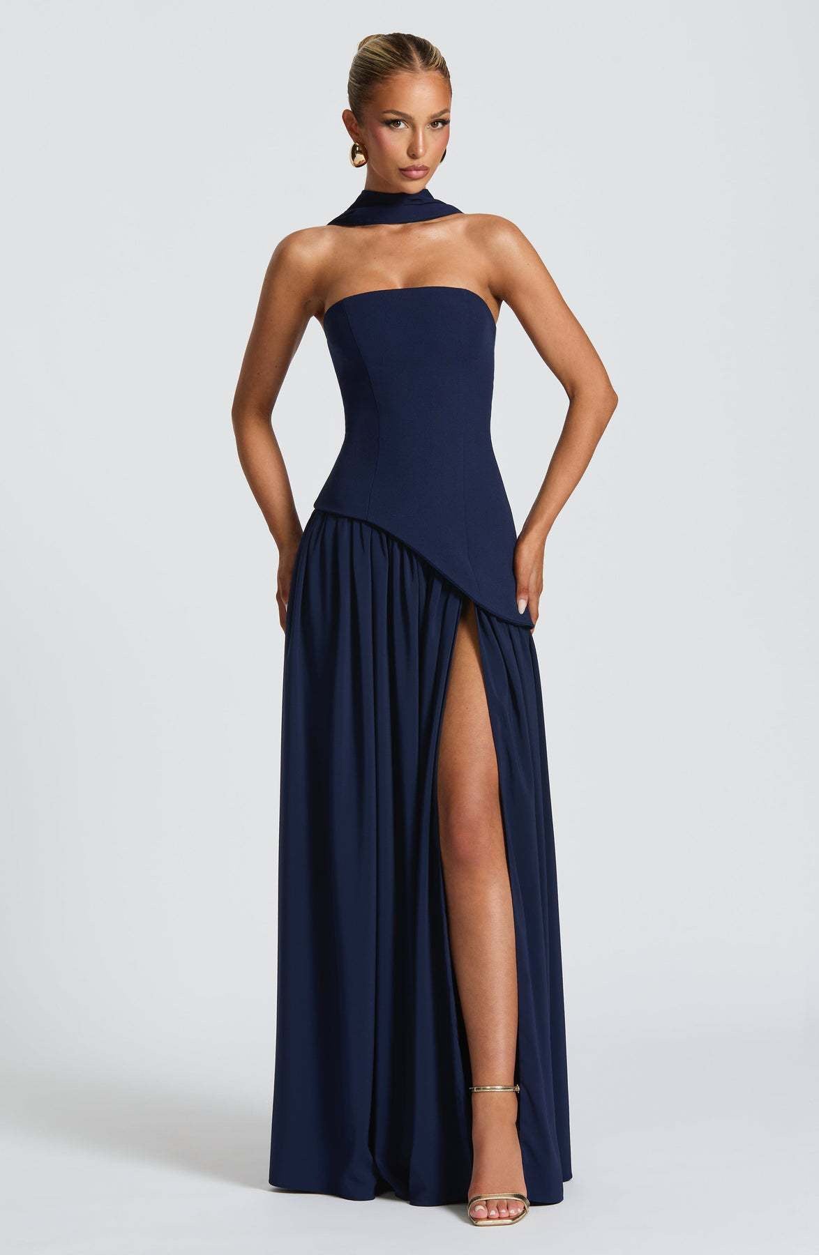Isabella – Pastellgelbes Kleid mit zartem Halsschleier