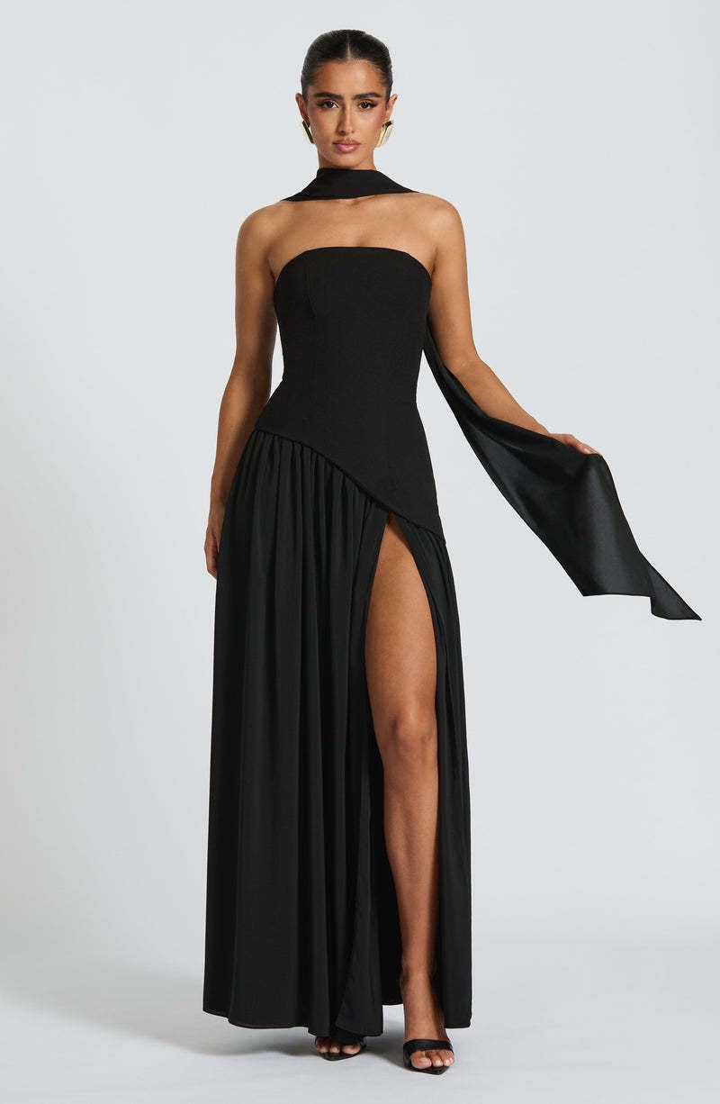 Isabella – Pastellgelbes Kleid mit zartem Halsschleier