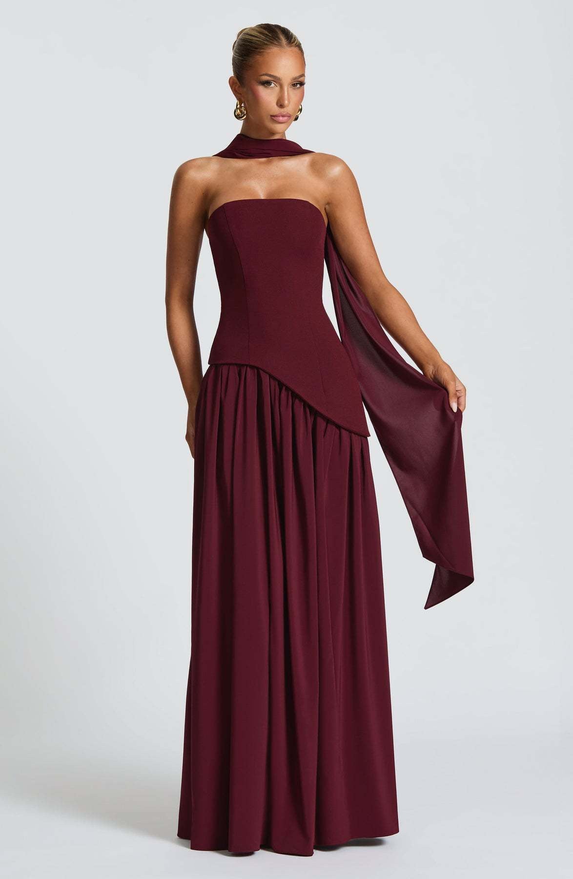 Isabella – Pastellgelbes Kleid mit zartem Halsschleier