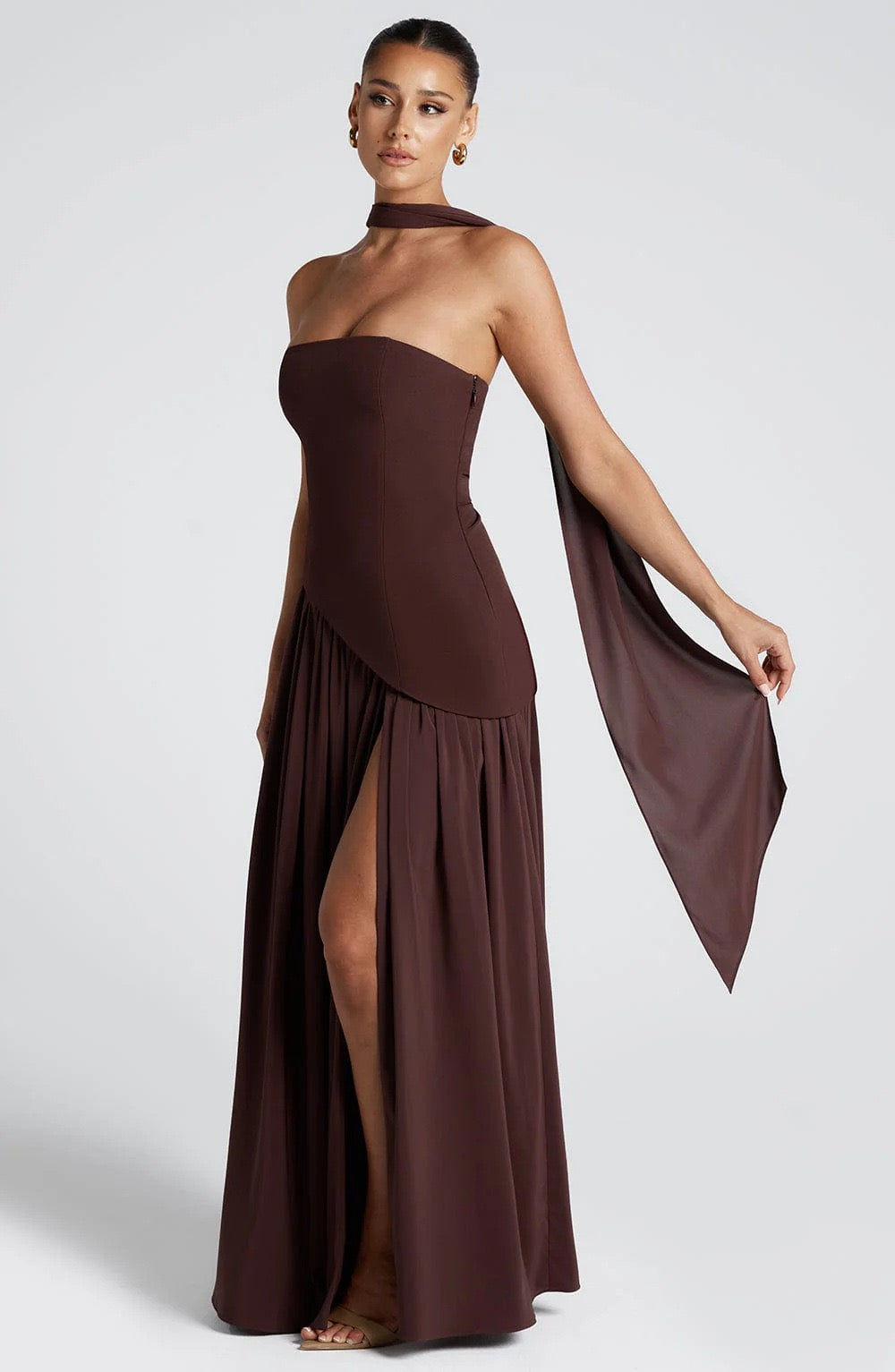 Isabella – Pastellgelbes Kleid mit zartem Halsschleier