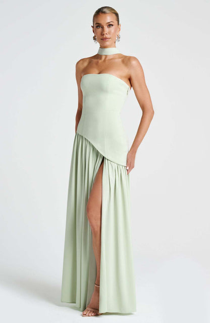 Isabella – Pastellgelbes Kleid mit zartem Halsschleier