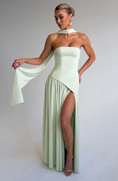 Isabella – Pastellgelbes Kleid mit zartem Halsschleier