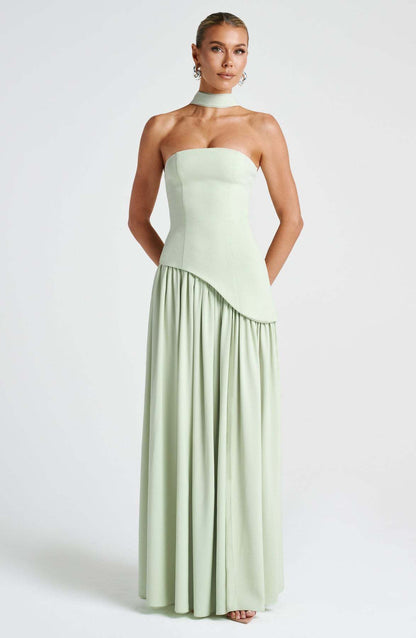 Isabella – Pastellgelbes Kleid mit zartem Halsschleier