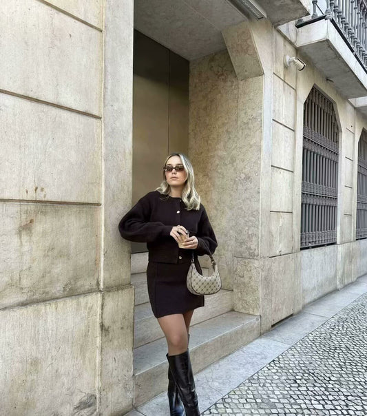 STRICKSET MIT KURZJACKE UND ROCK