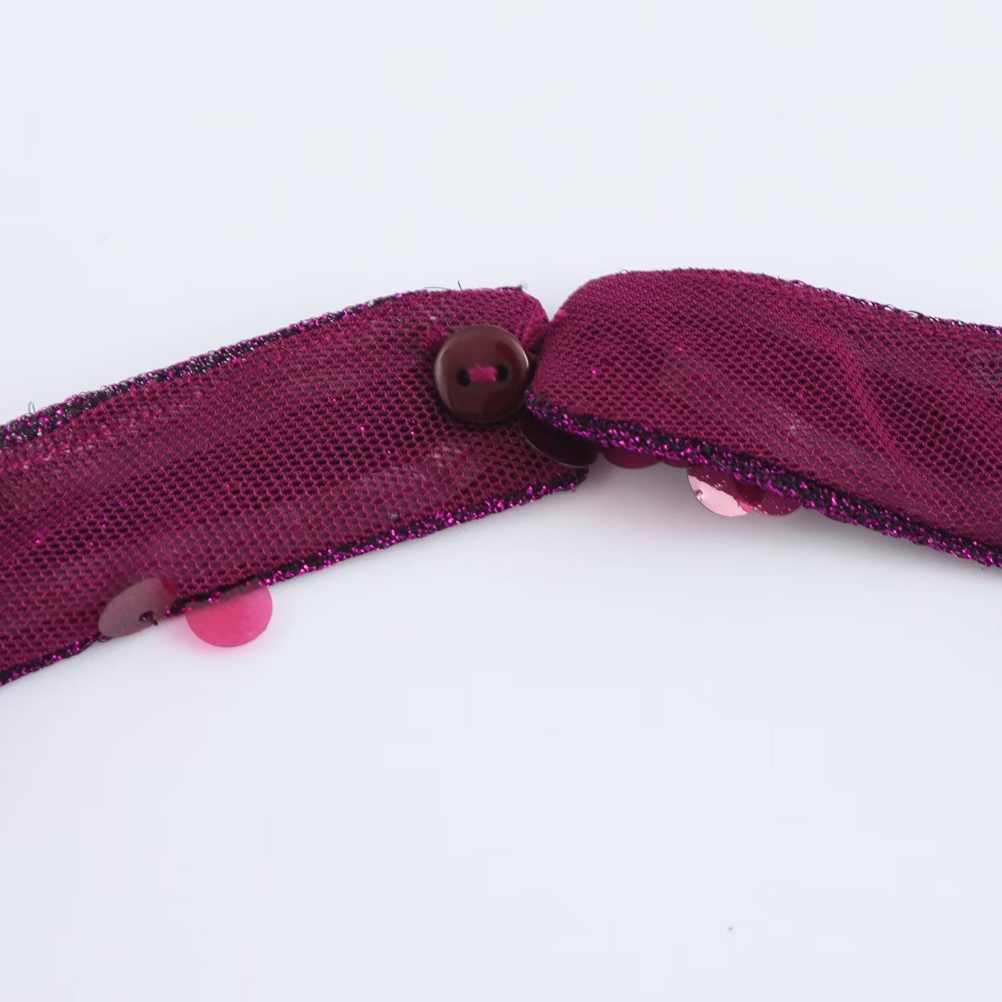 BORDEAUXFARBENES PAILETTEN-HALTERNECK-KLEID