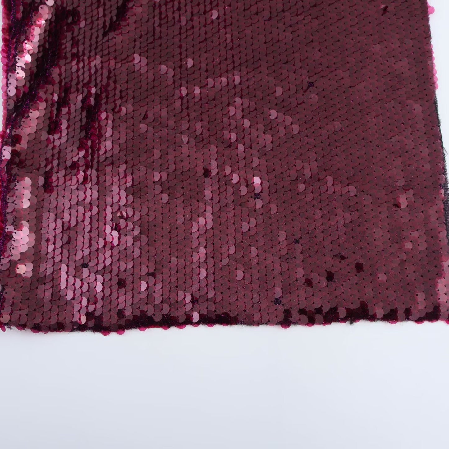 BORDEAUXFARBENES PAILETTEN-HALTERNECK-KLEID