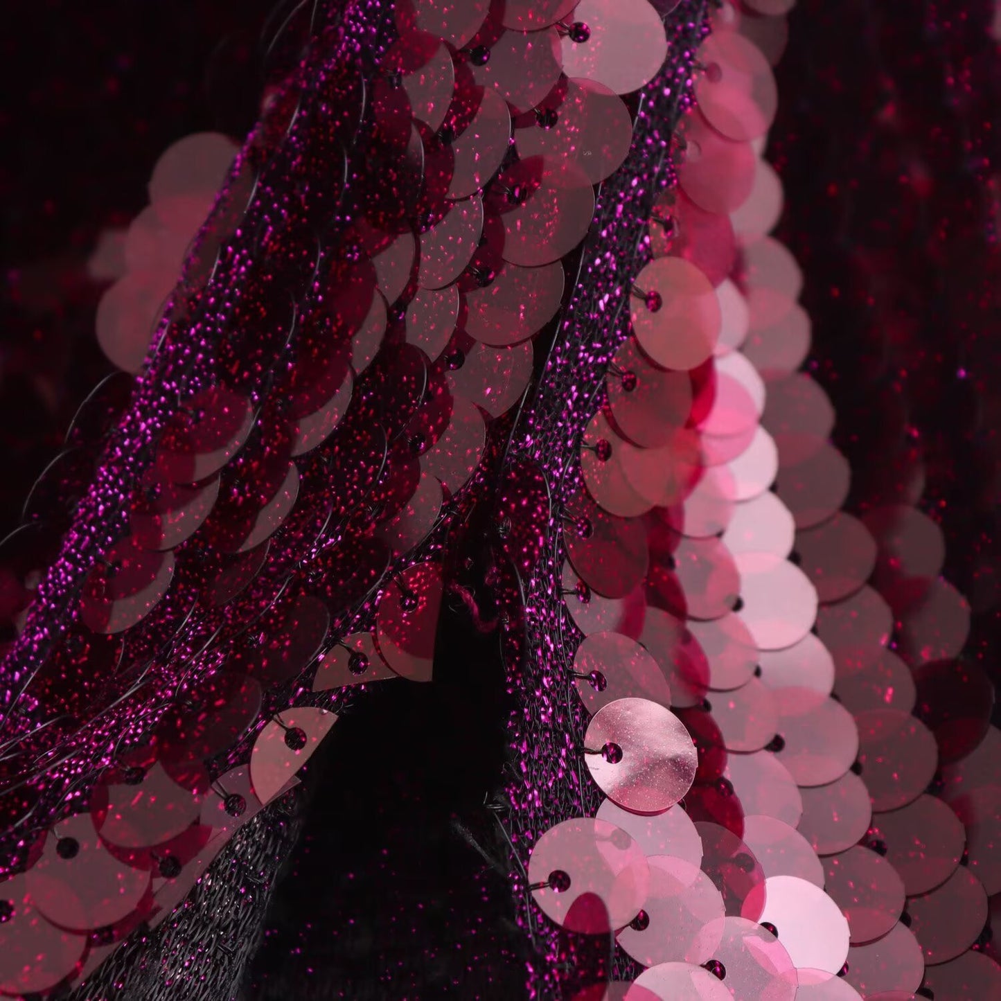 BORDEAUXFARBENES PAILETTEN-HALTERNECK-KLEID